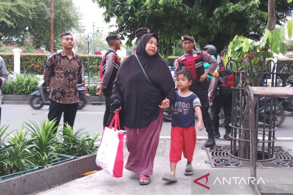 Presiden Jokowi kembali membagikan sembako untuk warga di Gedung&nbsp;Agung