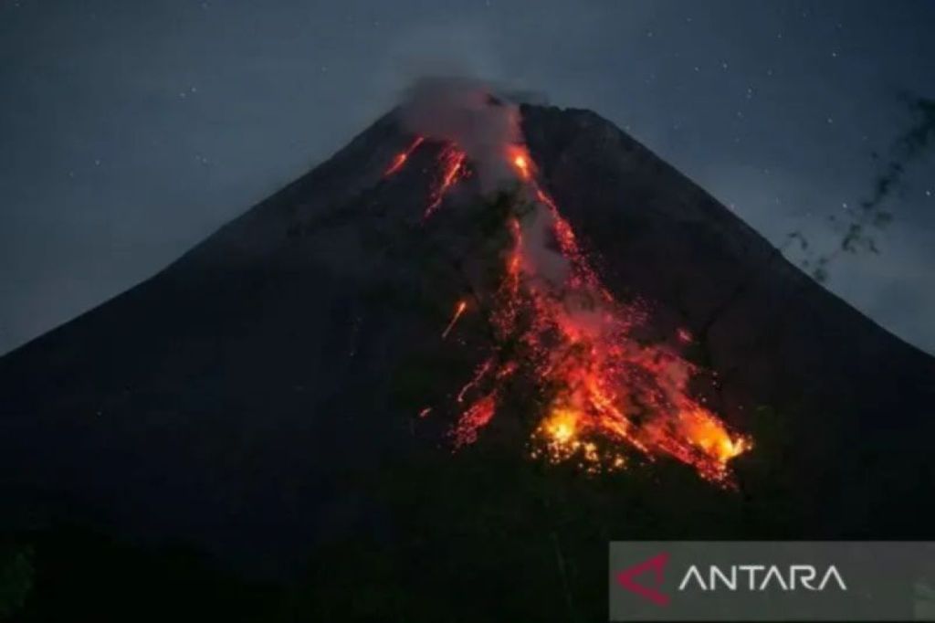 Gunung Merapi memuntahkan 15 kali guguran lava sejauh 1,8&nbsp;kilometer