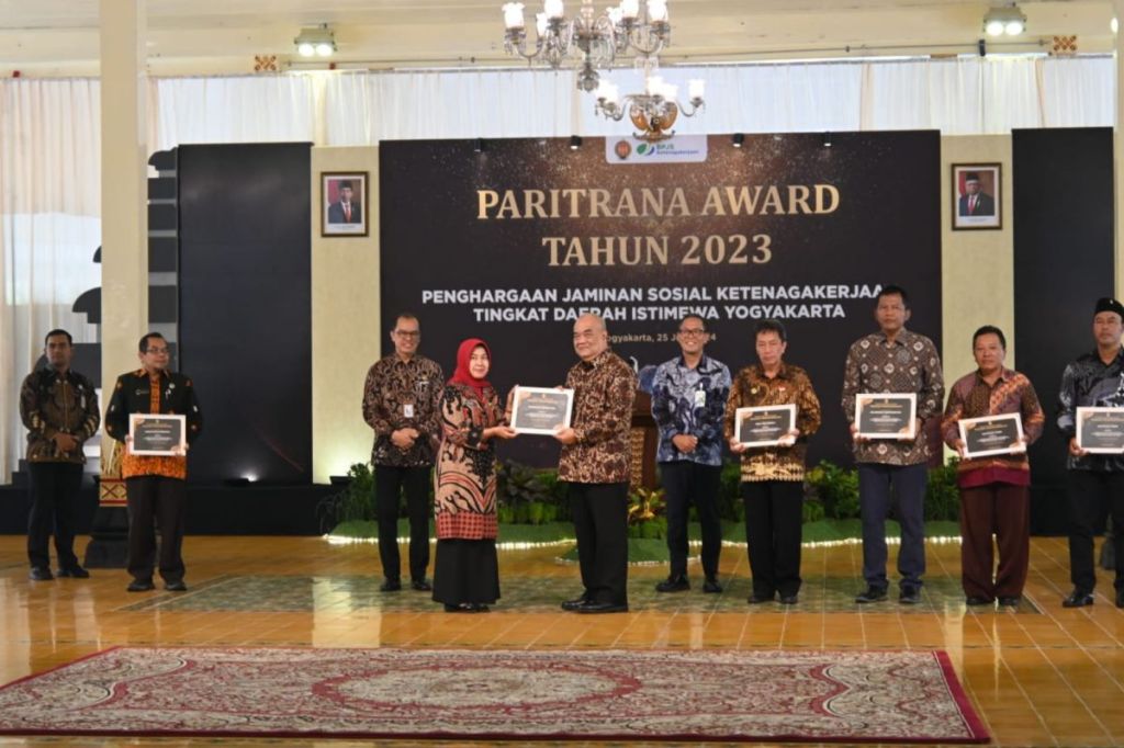 Wagub DIY menyerahkan Paritrana Award 2023 untuk puluhan&nbsp;penerima