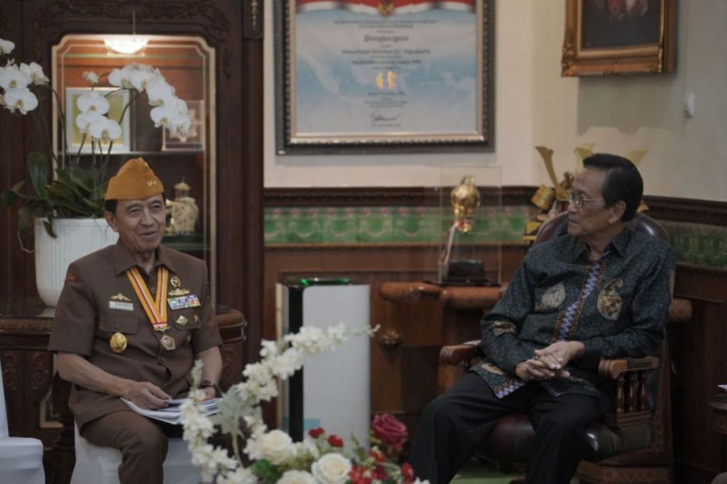 Gubernur DIY menerima tanda penghargaan Bintang&nbsp;LVRI