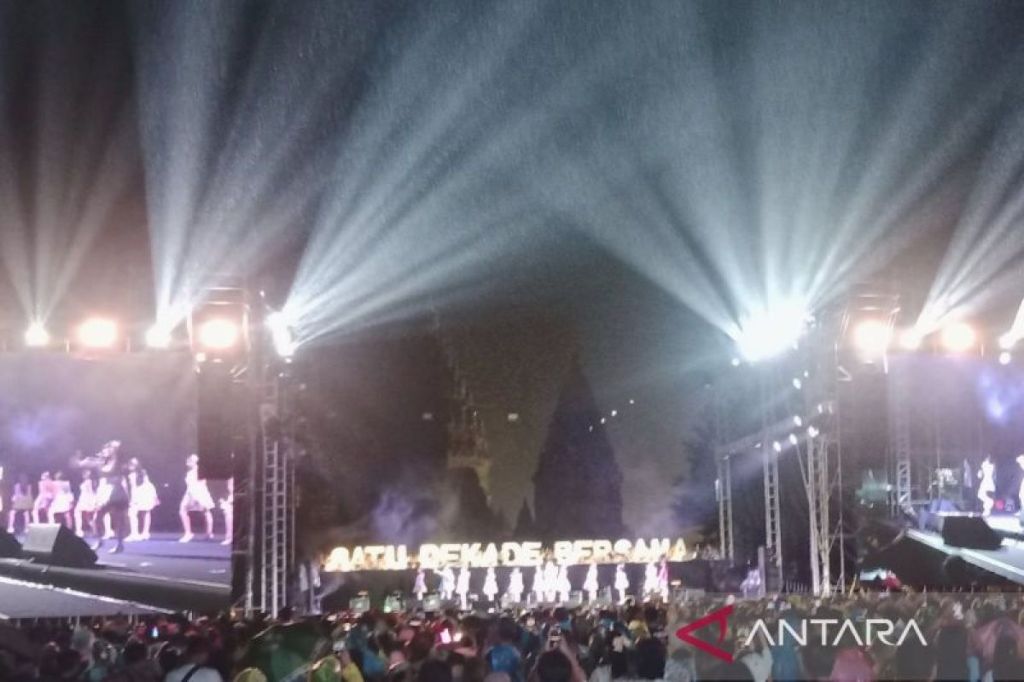 JKT48 menghentak Prambanan Jazz 2024 di tengah guyuran&nbsp;hujan
