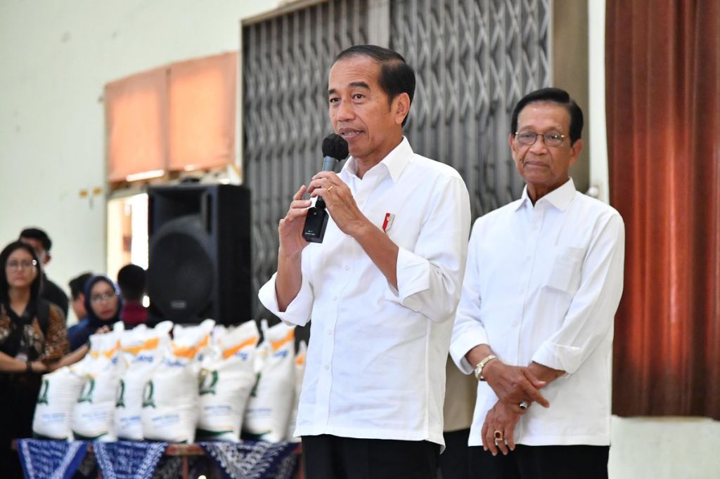 Jokowi menyerahkan bantuan beras di Sleman,&nbsp;DIY