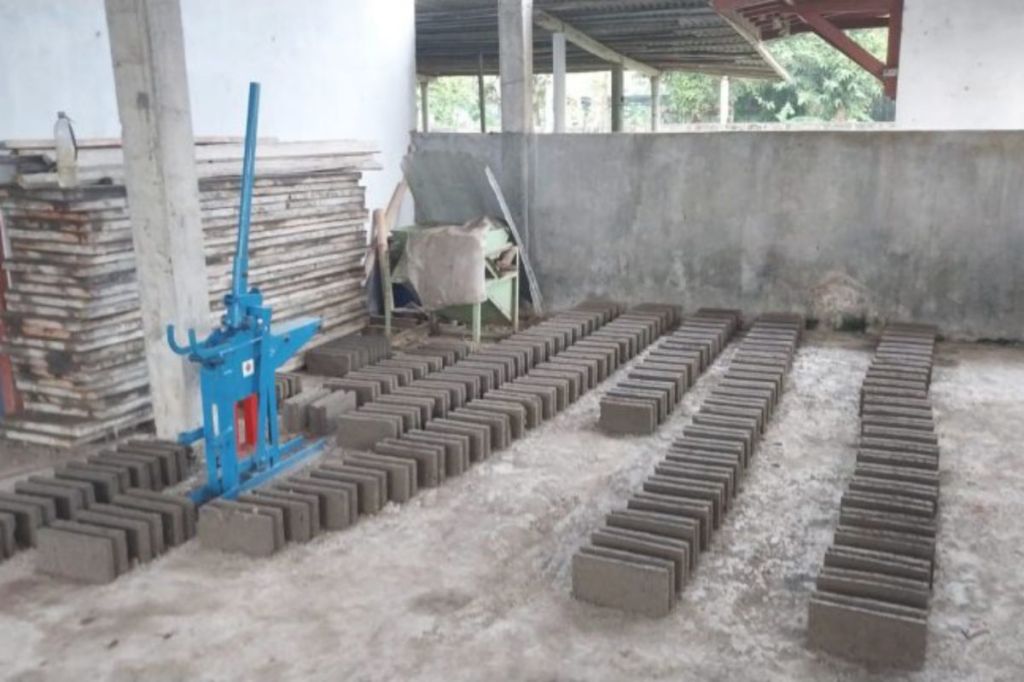 Tim Mahasiswa UGM olah limbah kotoran sapi menjadi&nbsp;batako