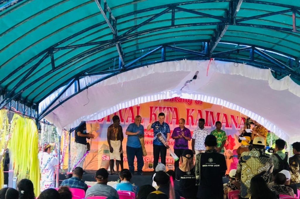 Mahasiswa UGM Yogyakarta tuntaskan KKN di Kaimana, Papua Barat, dengan festival&nbsp;budaya